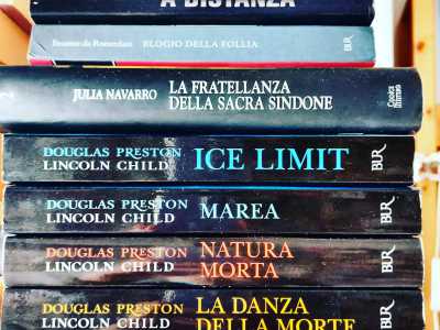 Su ogni lato gli scaffali in legno traboccano di proposte, tutte rigorosamente suddivise per genere e disposte in ordine alfabetico in base al nome dell�autore. Dai thriller...
